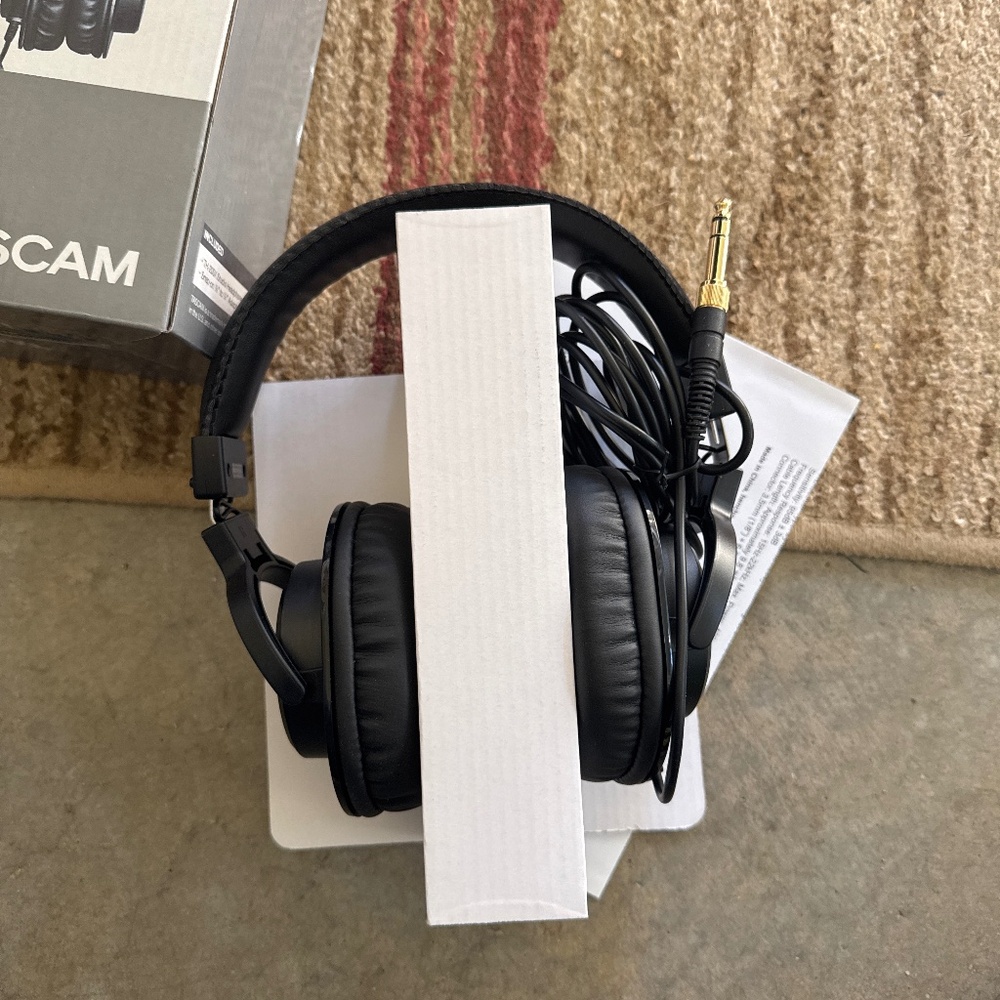 Tascam TH-200X headpones